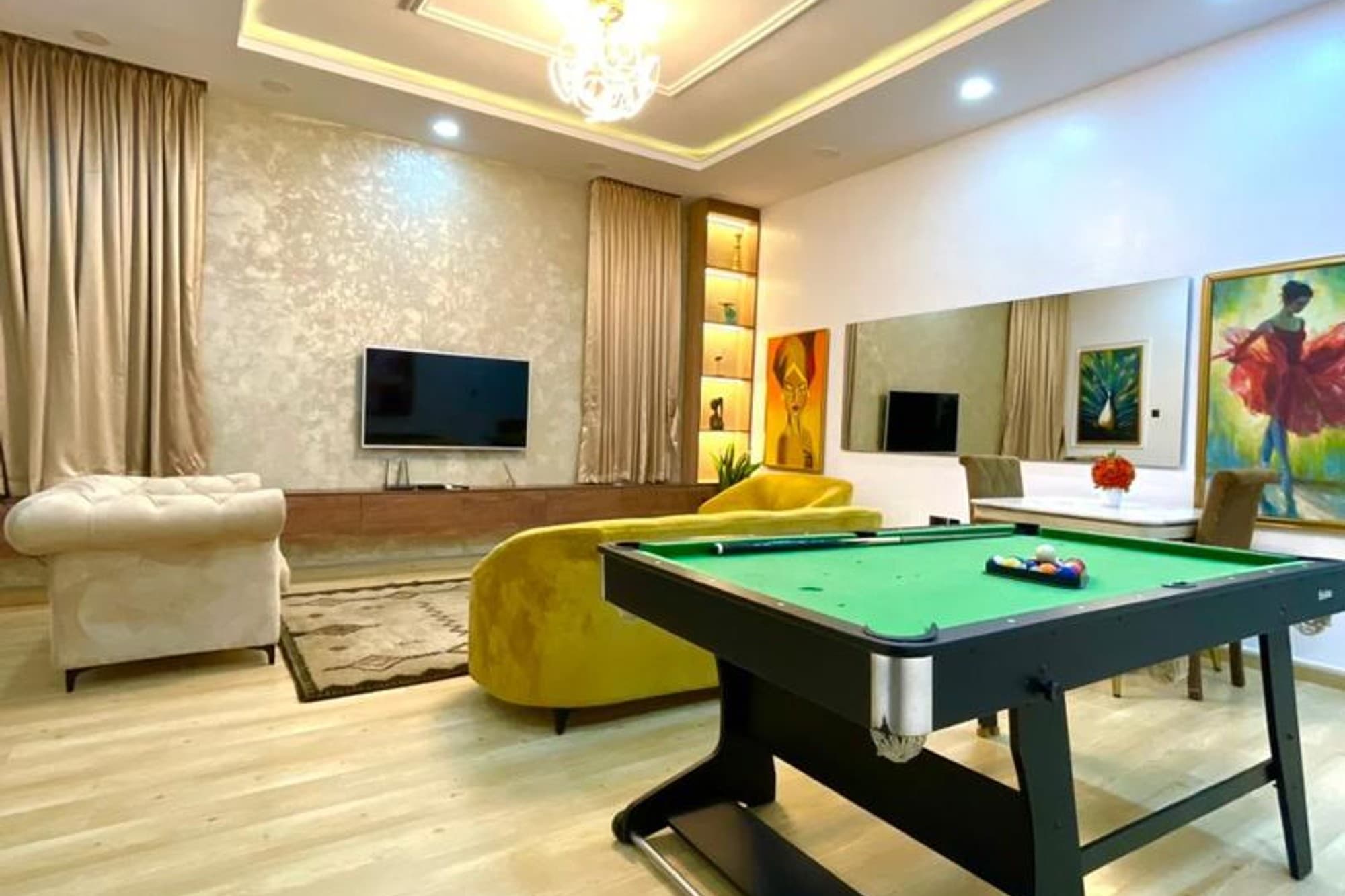 Beautiful 3 Bedroom Apartments image 1