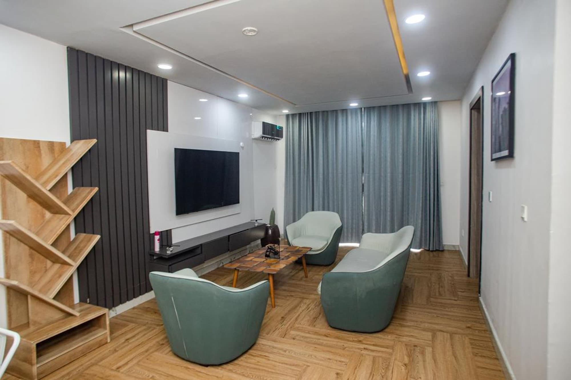 Luxury 1-bedroom Apartment image 1