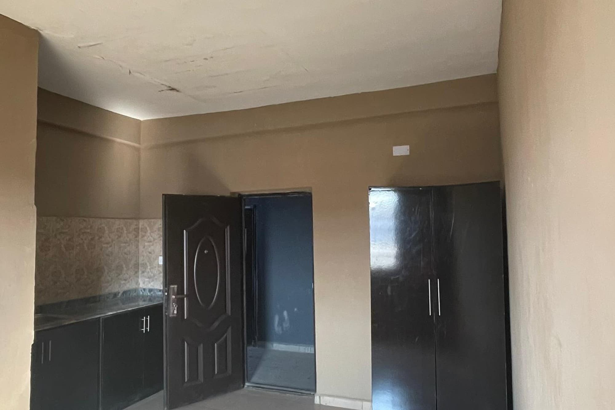 Apt 1005 image 1